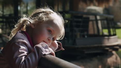retrato de una niña observando algo desde el puente