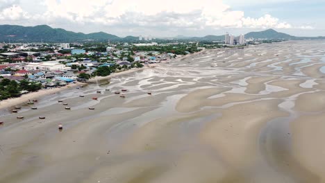 Boote-Auf-Dem-Wattenmeer-Am-Bang-Saen-Beach-In-Chonburi,-Thailand---Luftdrohne