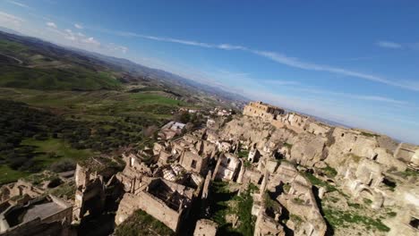 Fpv-drohne,-Die-Mit-Hoher-Geschwindigkeit-Zwischen-Den-Mauern-Und-über-Die-Reste-Der-Stadt-Craco-In-Italien-Fliegt