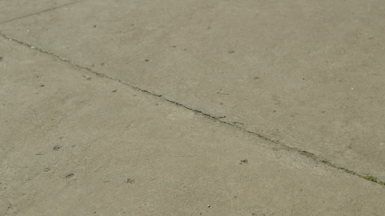 축구 선수 가 시멘트 에 공 을  ⁇ 고 있는 가까운  ⁇