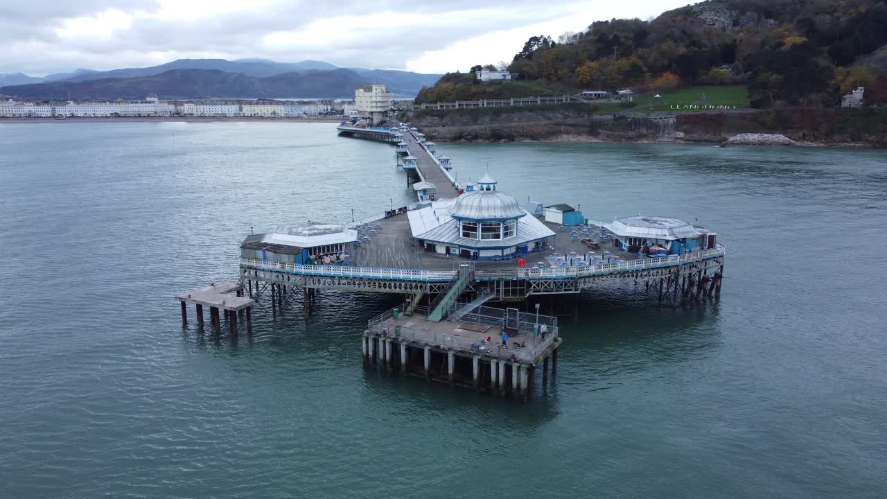 llandudno 부두 유서 깊은 빅토리아풍 목조 판자 산책로 해변 랜드마크 공중 궤도 오른쪽 전망