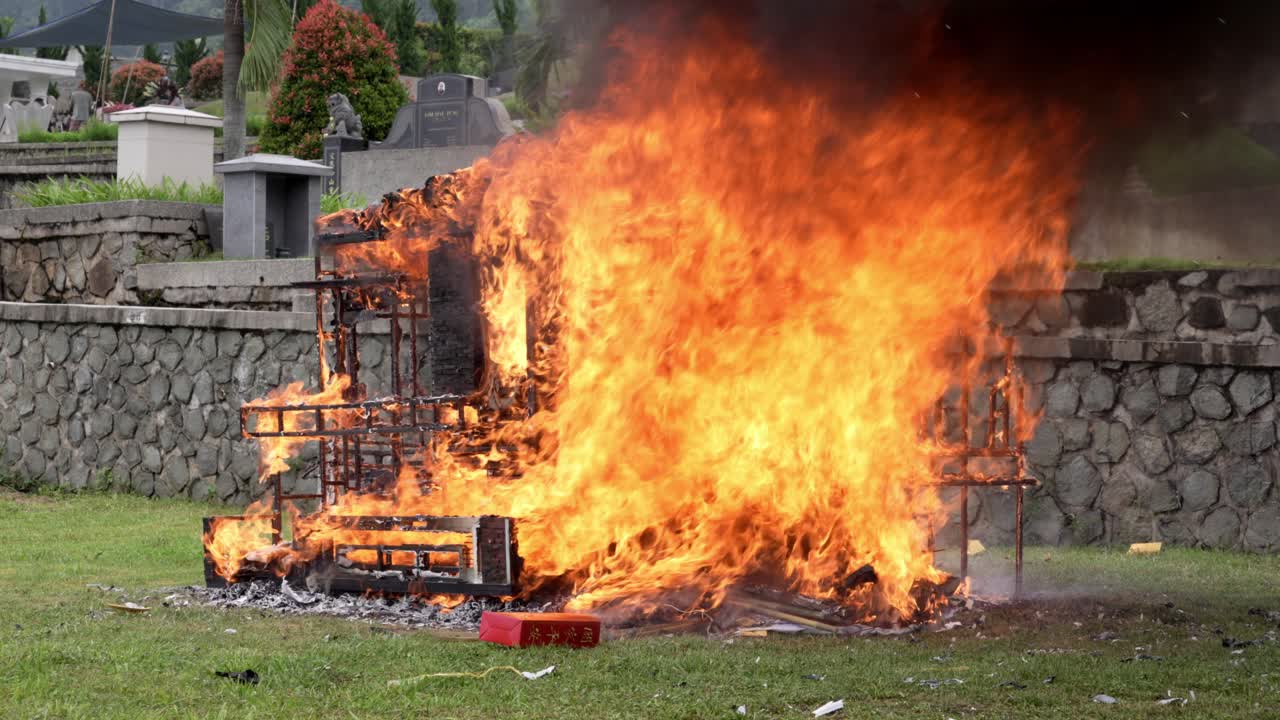 Struttura esterna avvolta da intense fiamme e fumo, che brucia rapidamente in un'area aperta. Ideale per temi di pericolo, disastro, rischio ed emergenza.