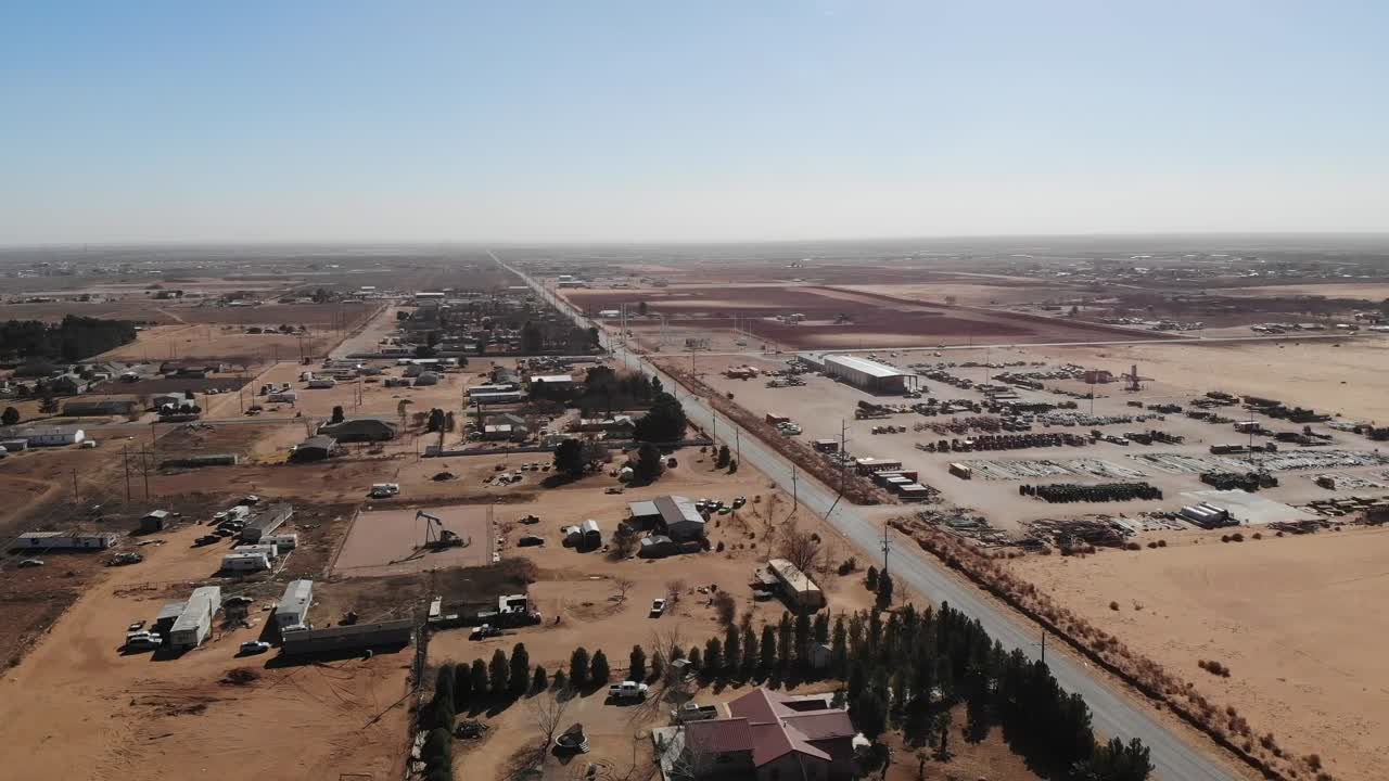Situato appena fuori dalla città di Midland, Texas, ci sono solo campi di pompe a bilanciere.