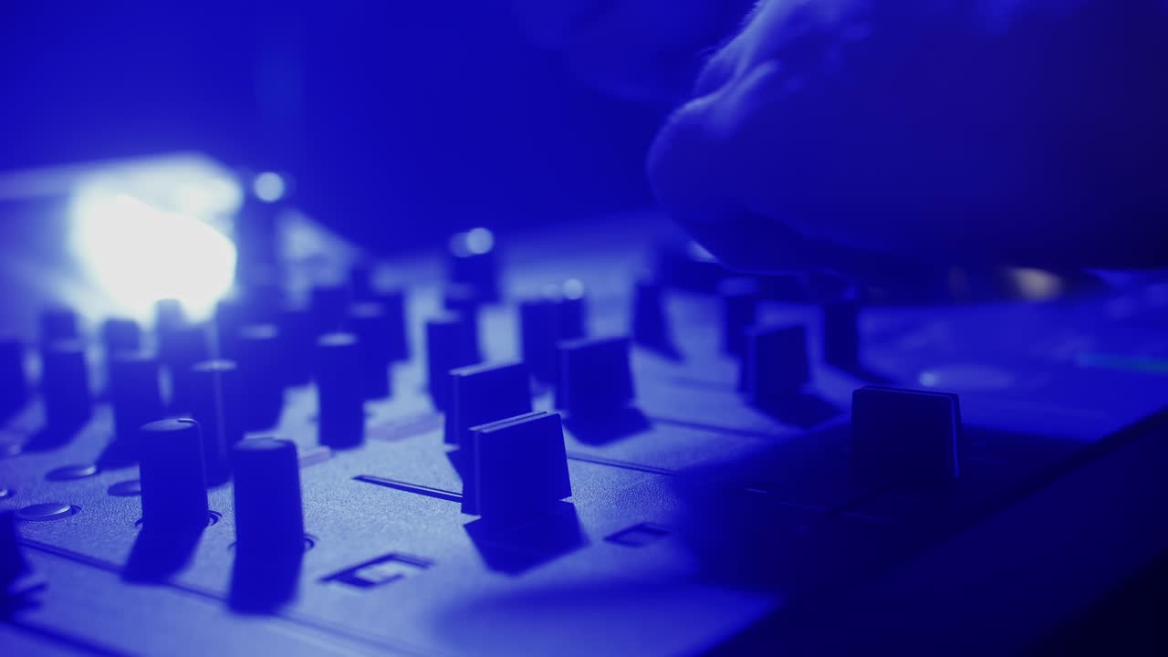 un DJ mezclando en un club nocturno