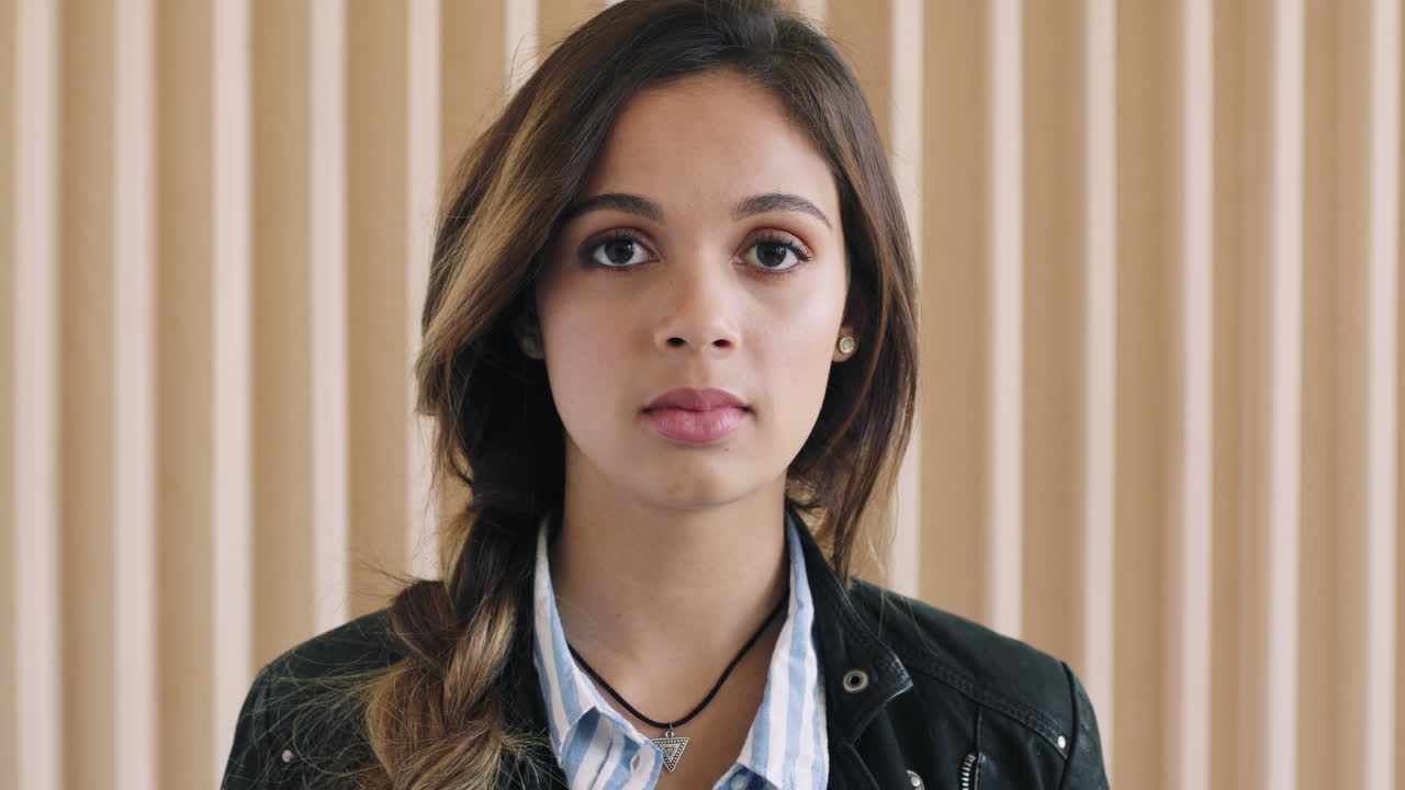 triste, cara de mujer y depresión para el mal mental