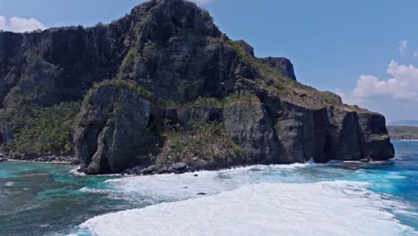 Tropischer-Und-Exotischer-Strand-Von-Playa-Fronton-In-Der-Dominikanischen-Republik-Mit-Rauem-Meer,-Das-An-Einer-Klippe-Bricht