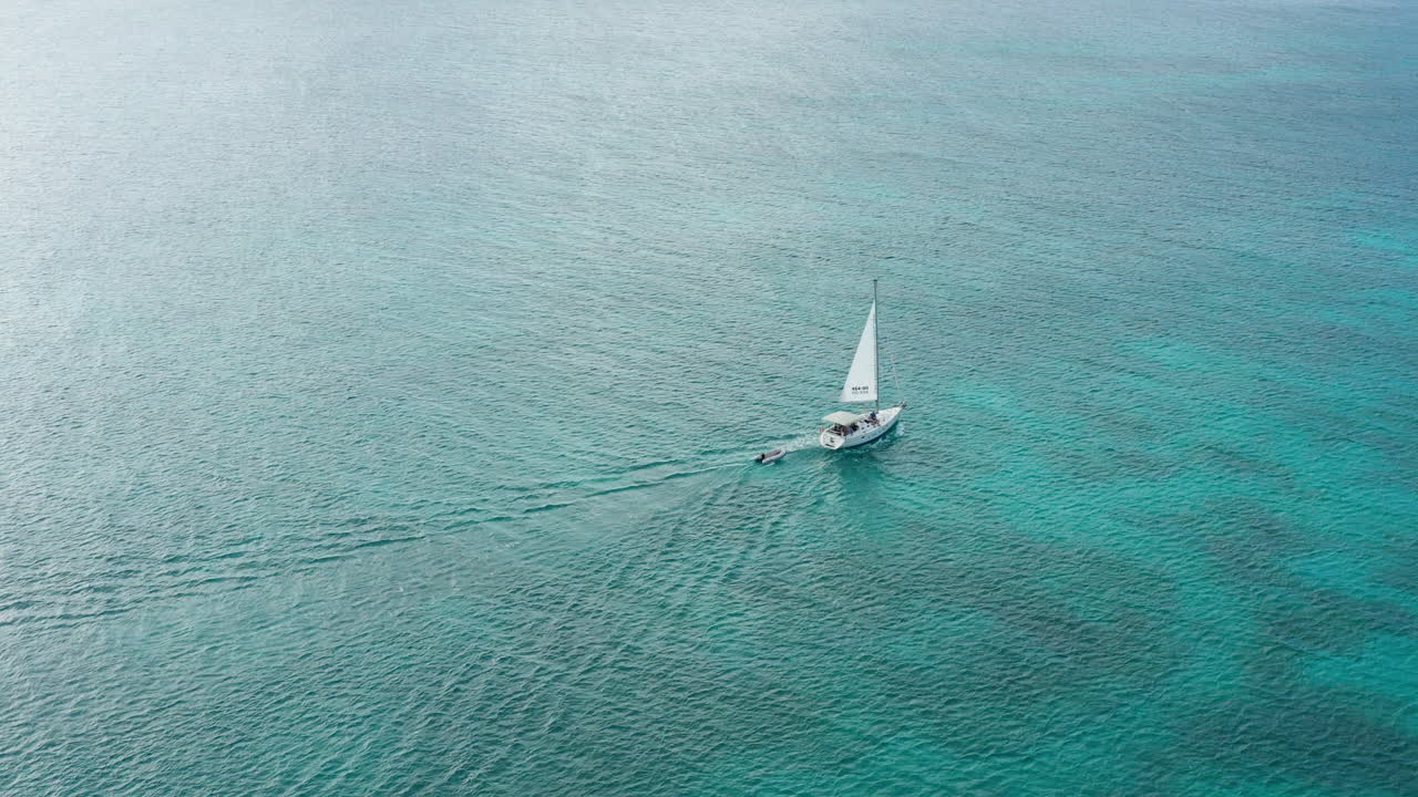 imágenes de drones de un velero en antigua