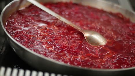 sopa de remolacha roja (borscht) en una sartén