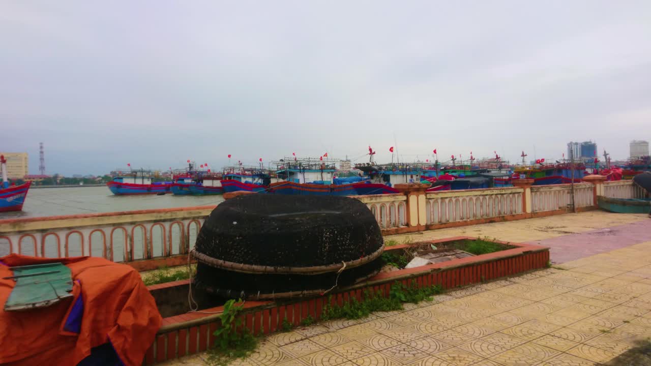 강가에 있는 베트남 어선, 초고화질