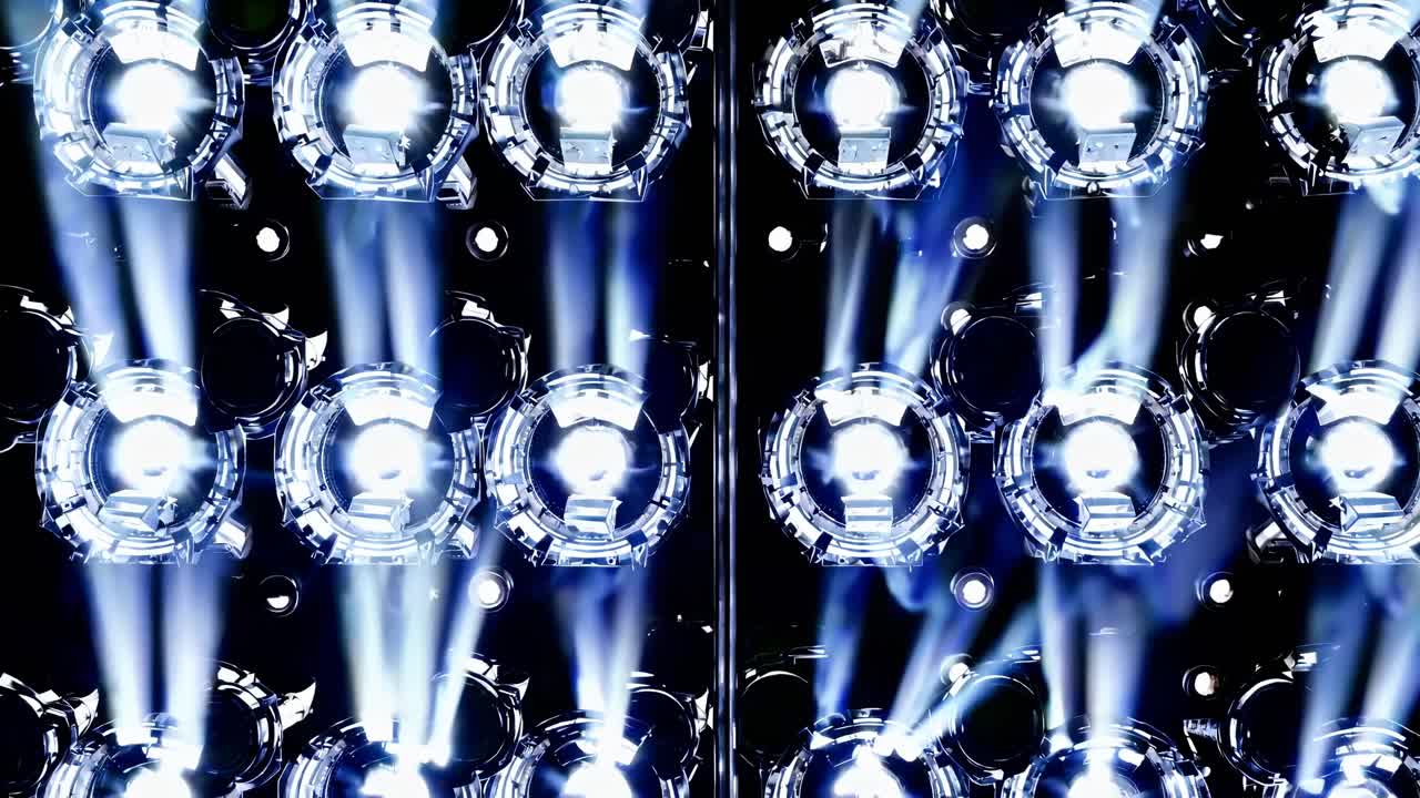 Dynamiska scenljus fångade från en låg vinkel, vilket skapar en dramatisk och energifylld atmosfär.
