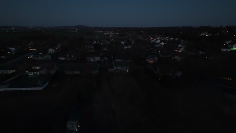 Amerikanische-Stadt-Bei-Nacht