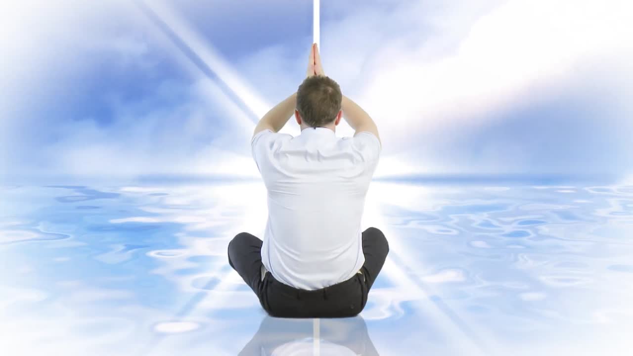 바다  ⁇ 에서 명상하는 남자