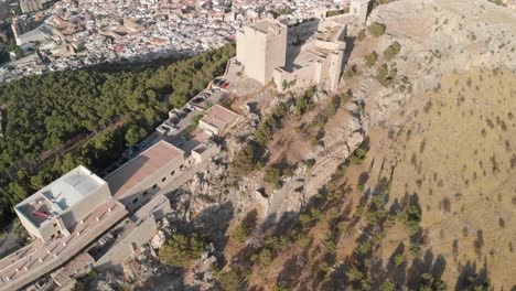 castillo de jaen, españa castillo de jaen volando y tomas terrestres desde este castillo medieval en una tarde de verano, tambien muestra la ciudad de jaen hecha con un dron y una camara de accion a 4k 24fps usando filtros nd-46