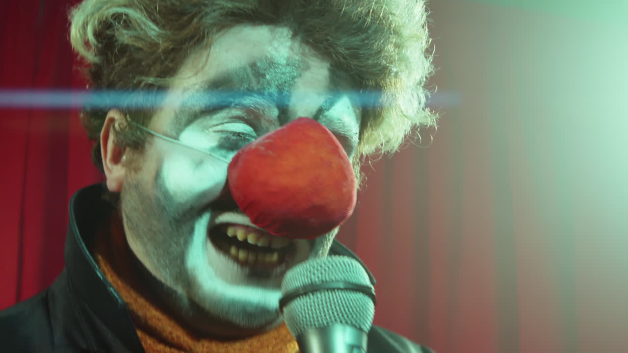 el payaso cantando en el escenario