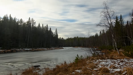 Bewegende-Wolken-über-Dem-Weichen-Wasser-Des-Mala-Flusses-Im-Naturschutzgebiet-Mala-Storforsens-In-Schweden