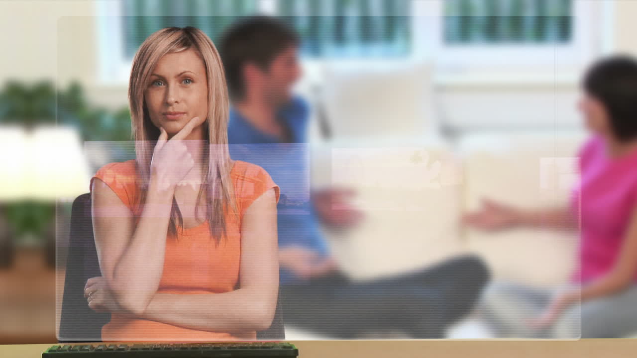 mujer en casa en internet