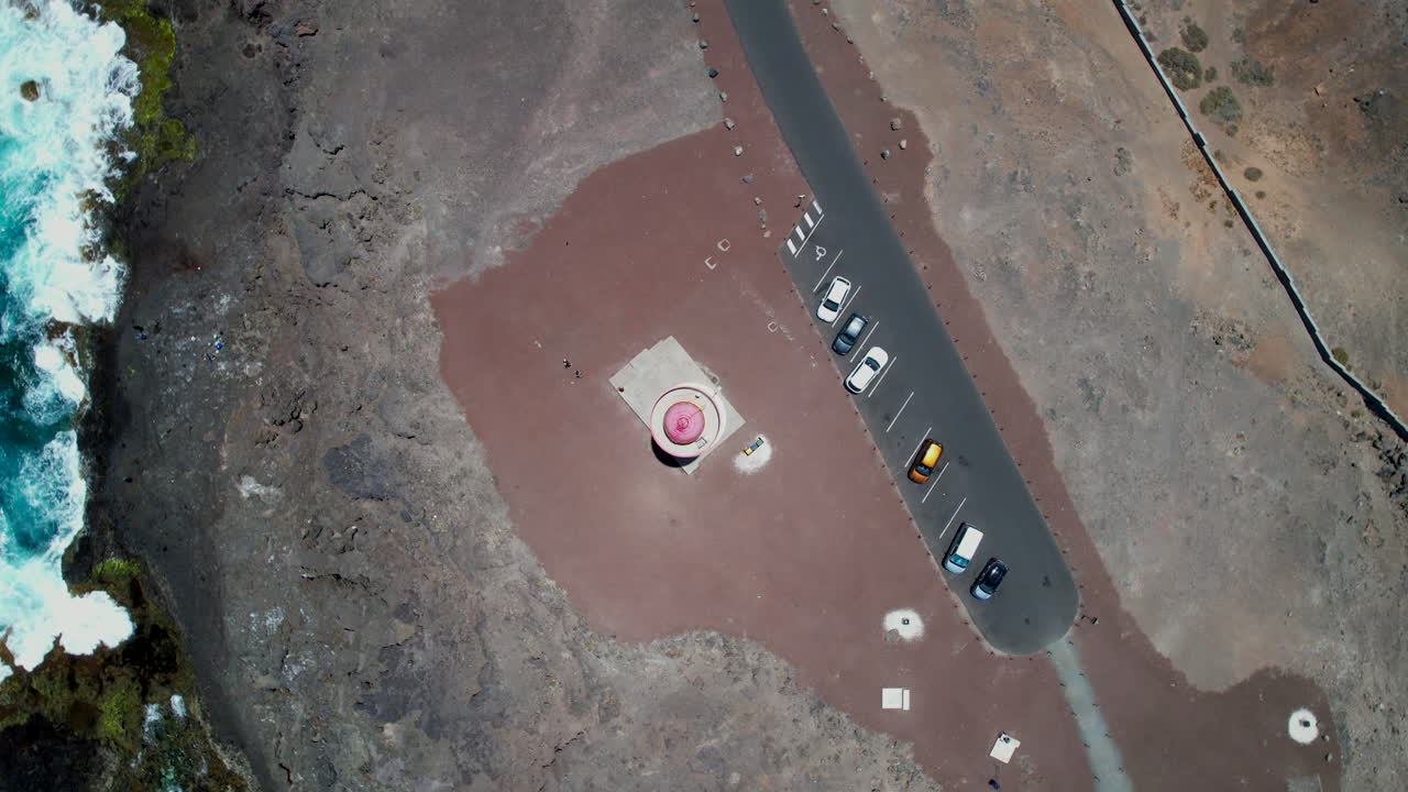 등대 꼭대기가 축소된 해안 절벽의 공중