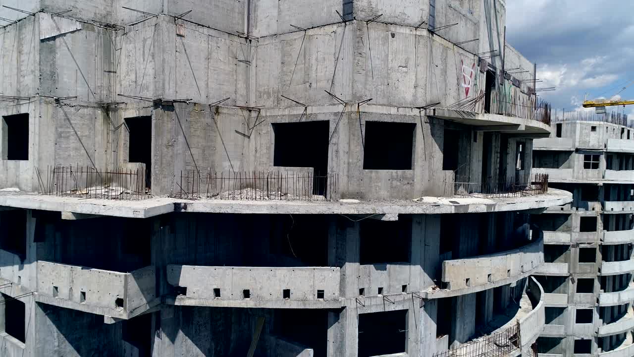 완공되지 않은 타워의 최상층을 가까이에서 볼 수 있습니다.