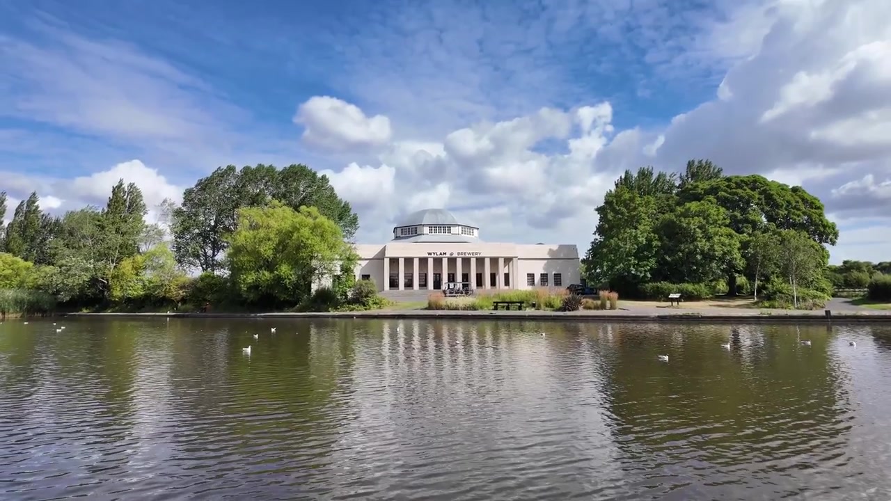 Wylam Brewery Palace of Arts accanto al lago dell'Exhibition Park a Newcastle upon Tyne, Inghilterra
