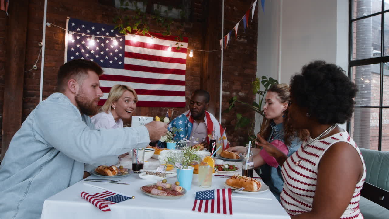 amigos a celebrar o 4 de julho.