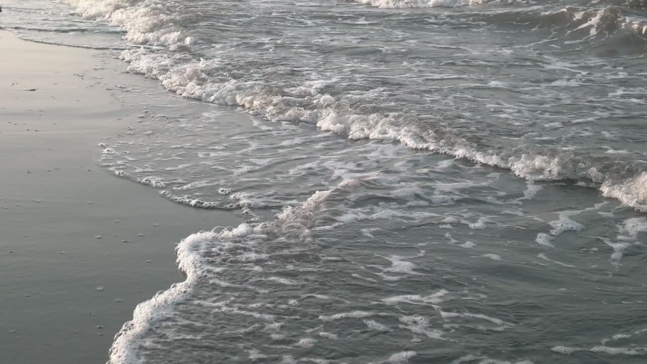 4k waves by the beach