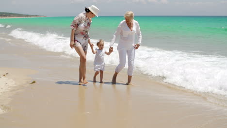 Oma,-Mutter-Und-Kleines-Mädchen-Spazieren-Am-Strand