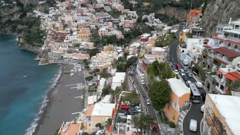 Carreteras-Estrechas-Y-Sinuosas-Y-Tráfico-Con-Playa-Y-Acantilado-Escarpado-En-La-Ciudad-De-Positano,-Costa-De-Amalfi