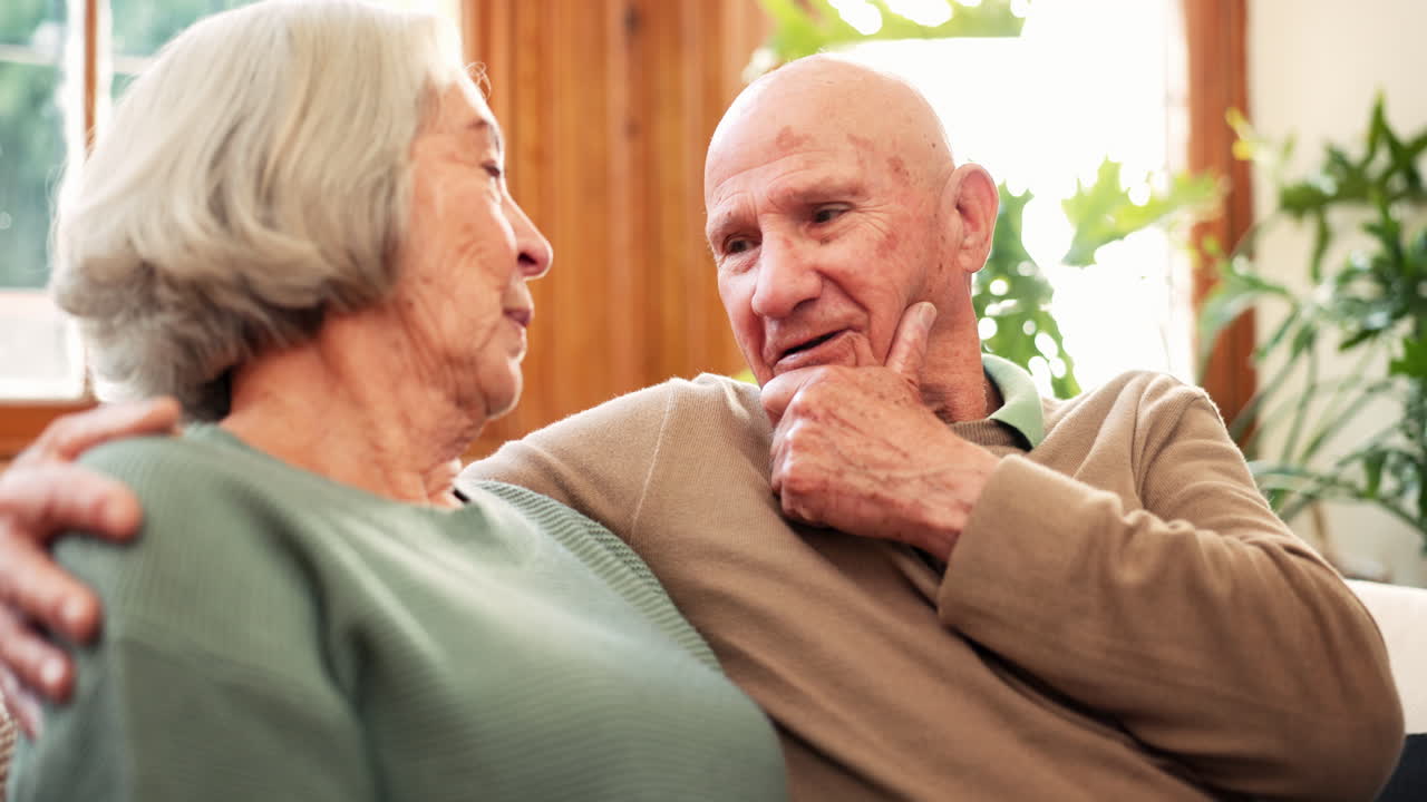 Coppia anziana, risate e abbracci in casa con amore
