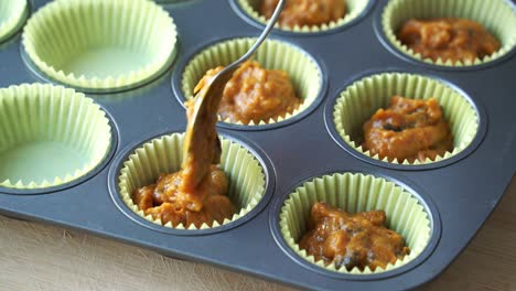 agregar masa en moldes de cupcake para muffins de calabaza veganos usando calabaza asada real en un cuenco receta vegana saludable sin lácteos