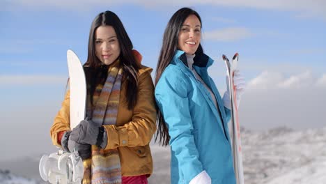 Zwei-Wunderschöne-Junge-Frauen-Posieren-Mit-Snowboards