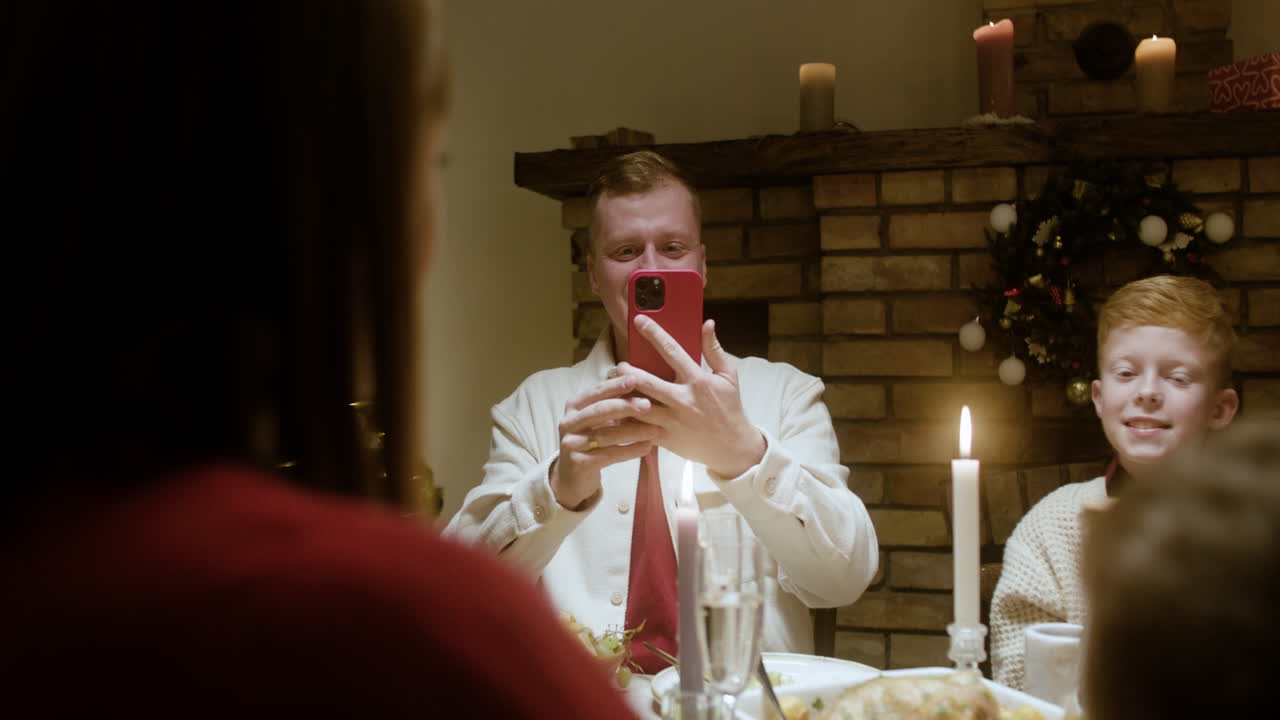 거실에서 새해 전날 축제.