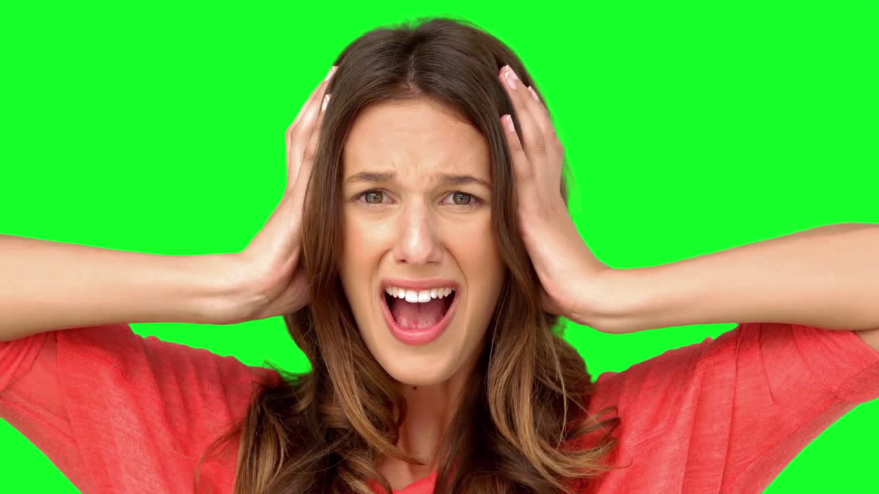 좌절 된 여자 는 머리 를 손 사이 에 고 있다