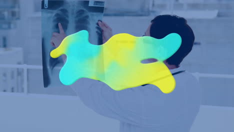 animación de una mancha brillante sobre una mujer chequeando una exploración de rayos x