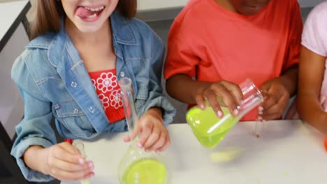 niños haciendo un experimento químico en el laboratorio