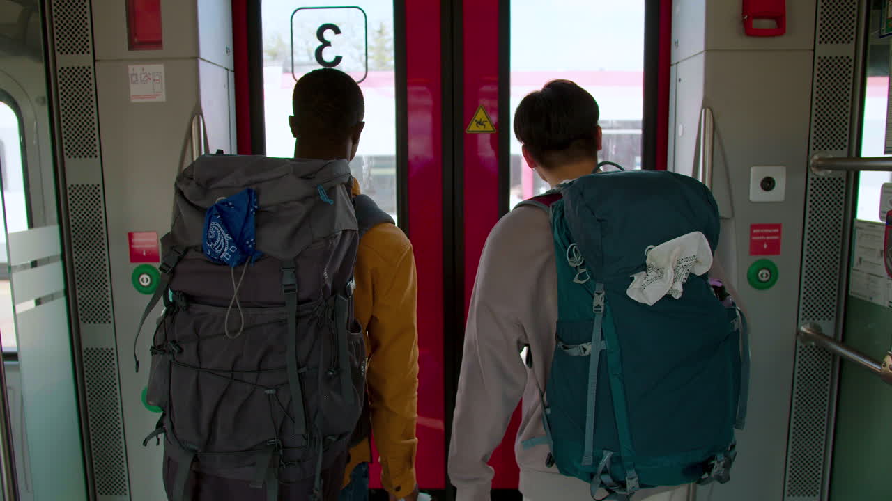 기차로 여행하는 친구들