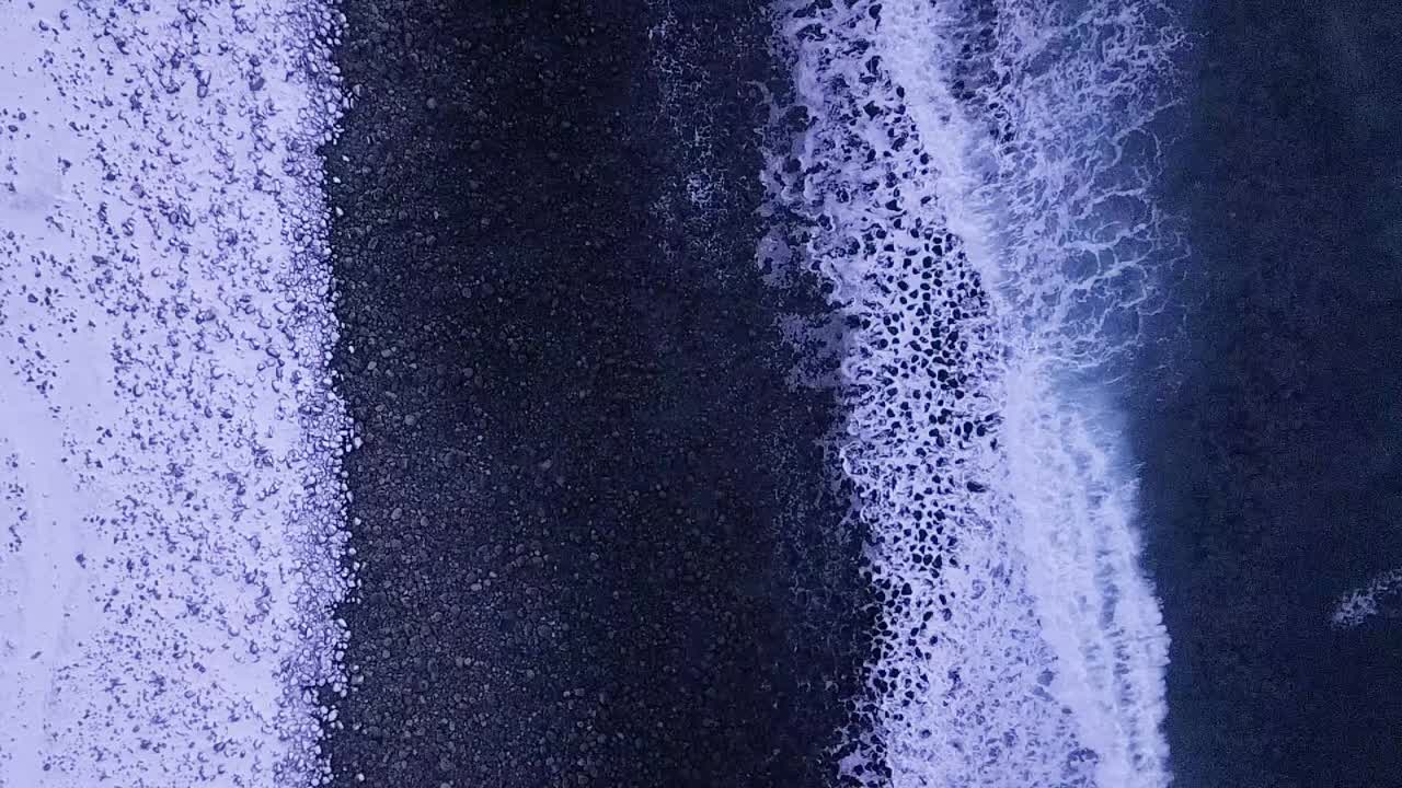 Beautiful ocean waves rolling up on beach