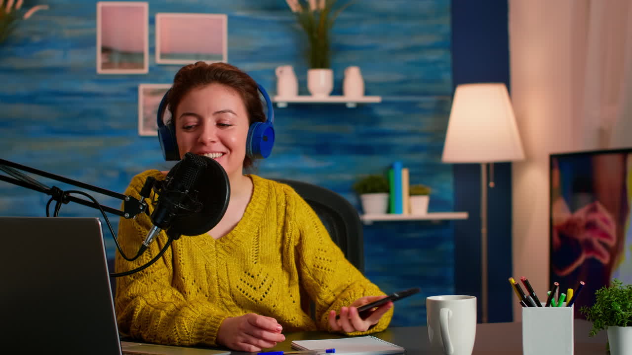 Influencer på sociale medier bruger telefon til at tage en selfie og optage podcast