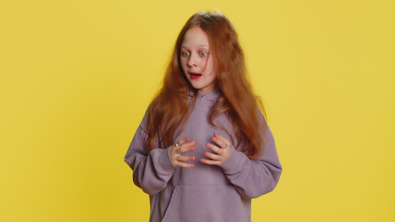 niño deprimido asustado niño que sufre de fobia trastorno de ansiedad expresa miedo estrés pánico