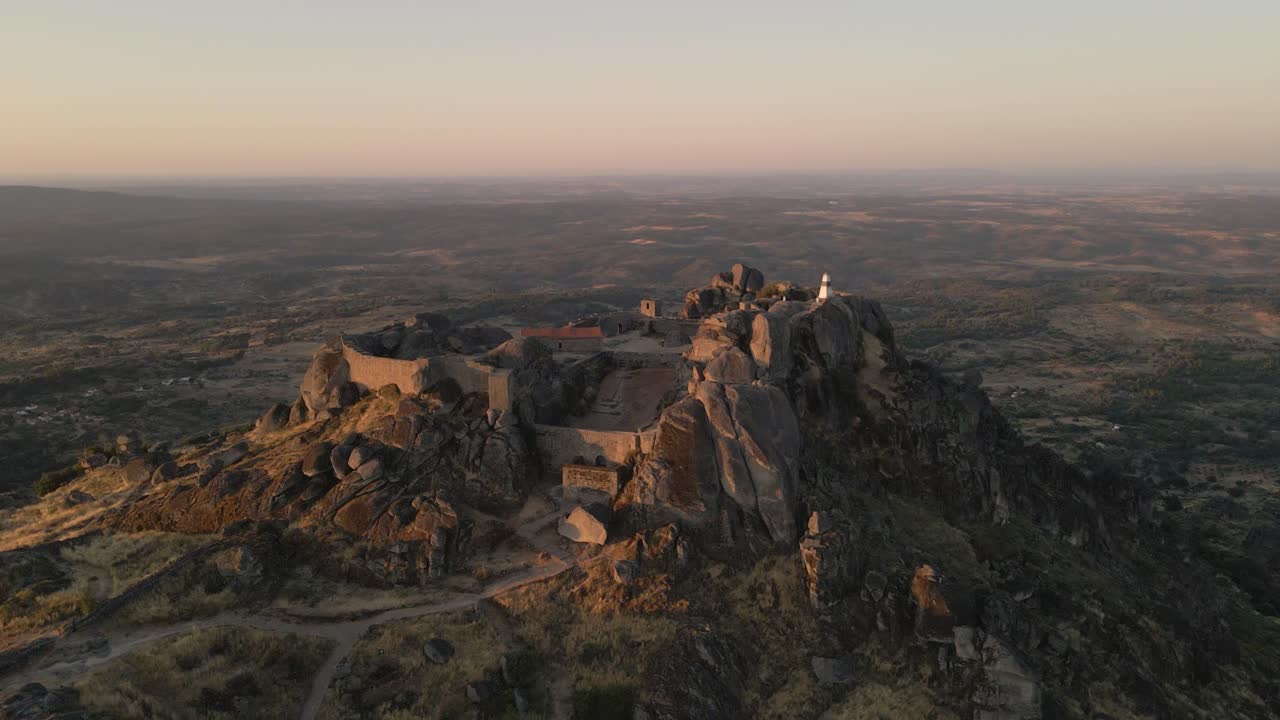 drone volando sobre las ruinas del castillo de monsanto y el paisaje circundante, portugal