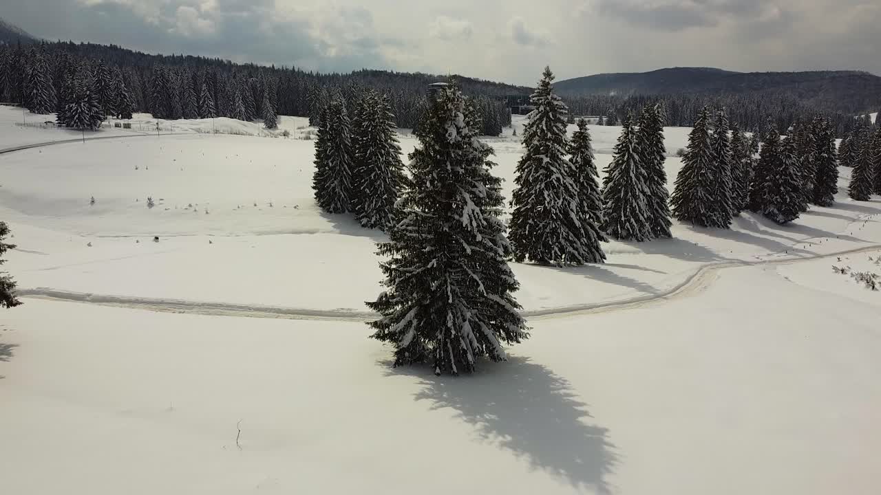 experimente la belleza de poiana brasov, rumania, con una lenta revelación de un paisaje invernal rodeado de colinas y montañas