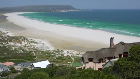 Una-Gran-Mansión-Se-Encuentra-En-Una-Playa-Cerca-De-Ciudad-Del-Cabo,-Sudáfrica