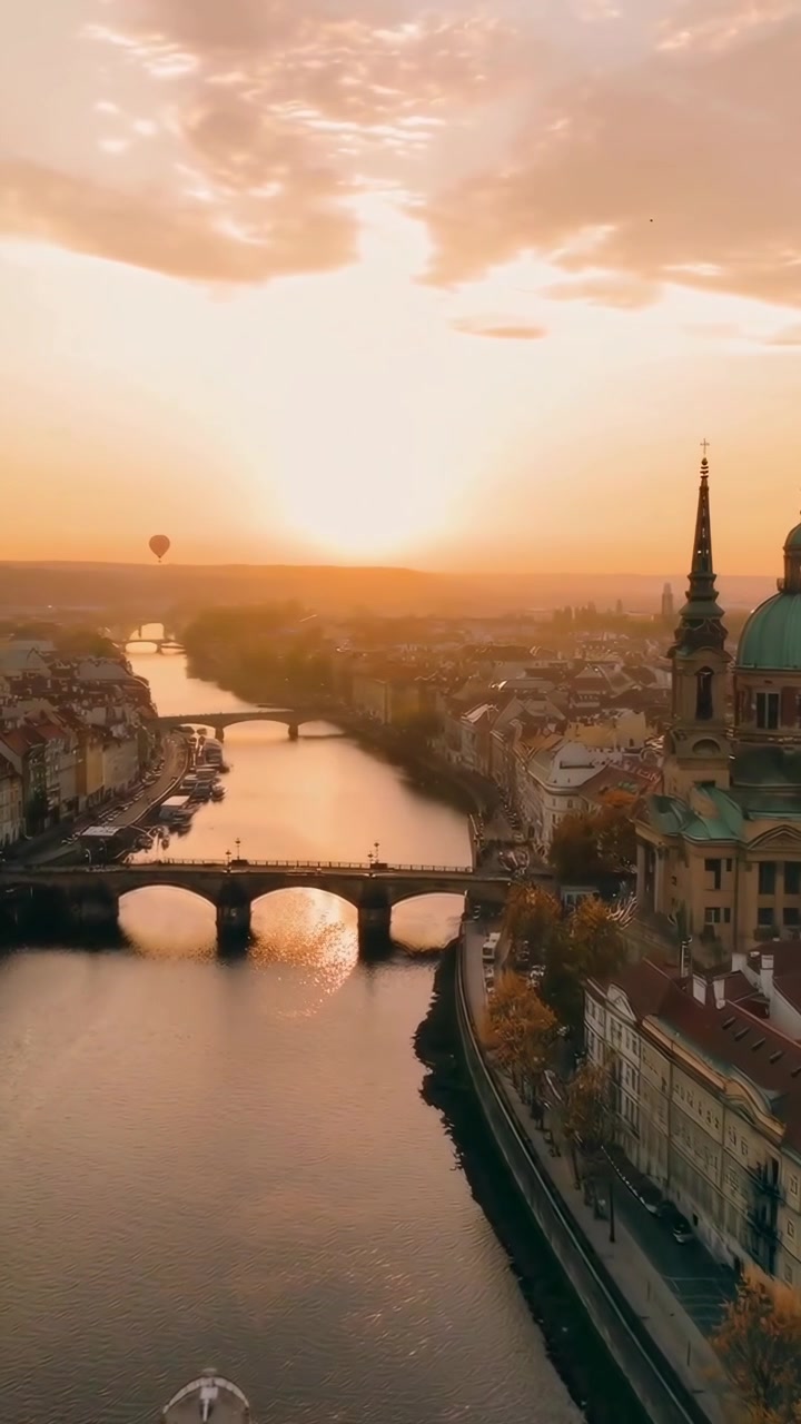 Vista aerea del fiume della città e dei ponti al tramonto nell'ora d'oro