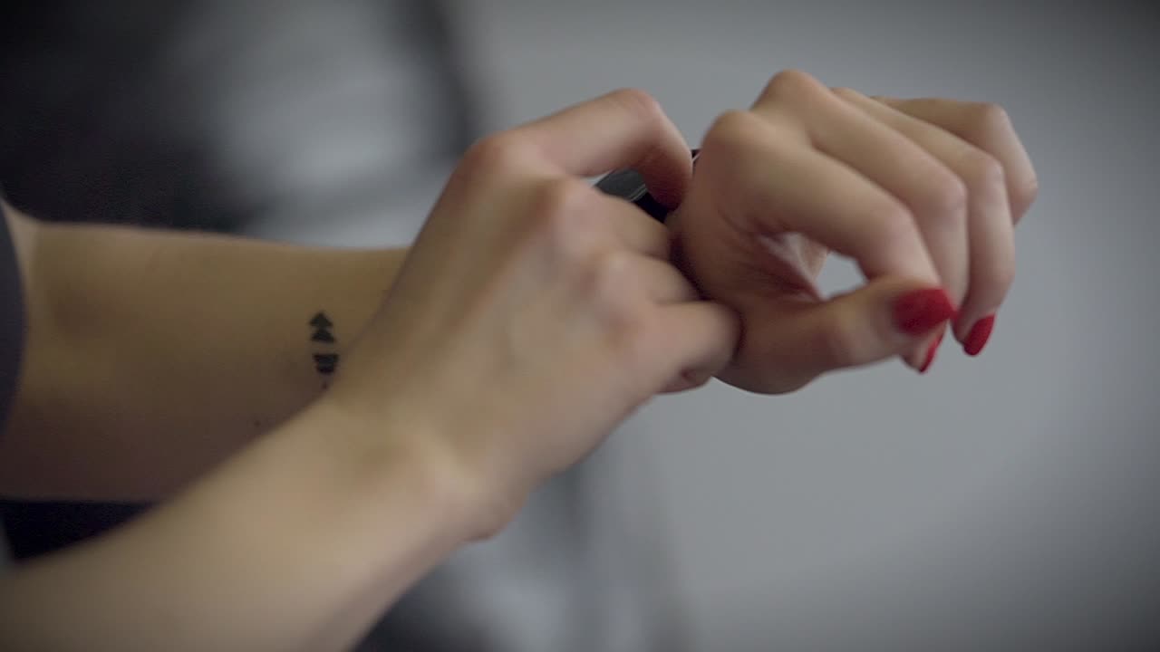 Donna che controlla lo smartwatch al polso