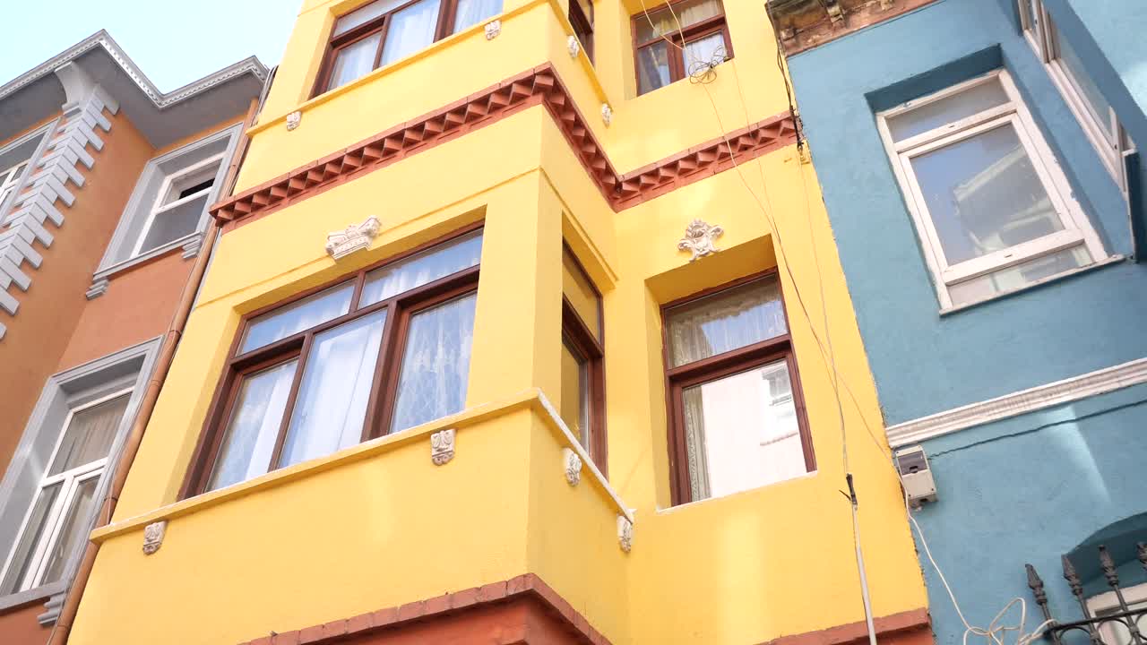 edificios antiguos coloridos en una ciudad