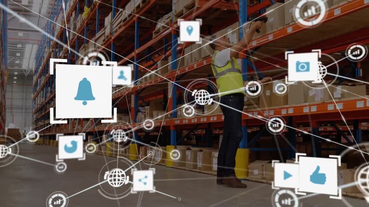 Animazione di una rete di connessioni con icone su un uomo che lavora in un magazzino