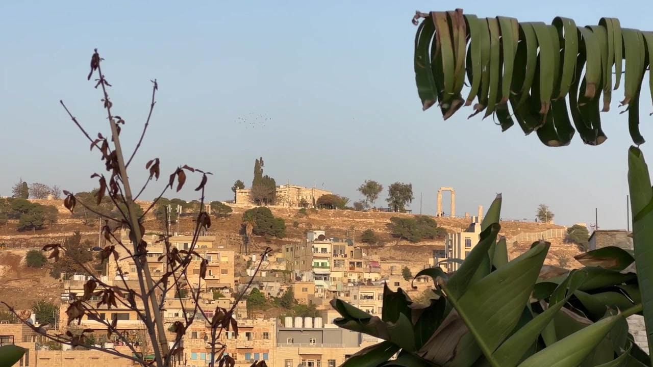 Immagini suggestive riprese dal basso delle imponenti rovine antiche della Cittadella di Amman, uno dei siti archeologici più significativi e suggestivi della Giordania, Città di Amman, Giordania.