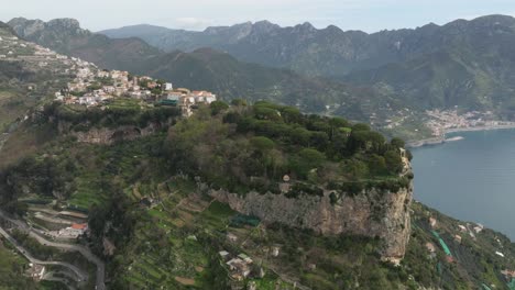 Ravello,-Italia,-Mostrando-Acantilados-Costeros-Y-El-Mar-Mediterráneo,-Vista-Aérea