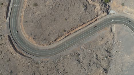 Toma-De-Drones-De-Una-Carretera-Ubicada-En-Una-Montaña-Rocosa