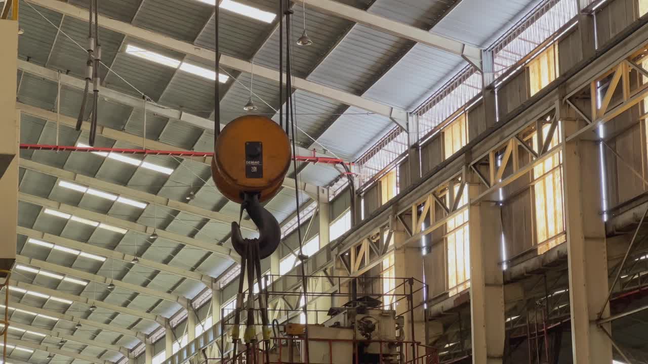 fotografía de cerca del gancho de la grúa pesada móvil para mover objetos pesados