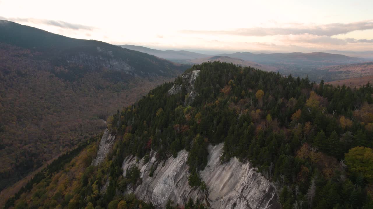 roca de mesa escarpada al atardecer durante el otoño en otoño, disparo de dron